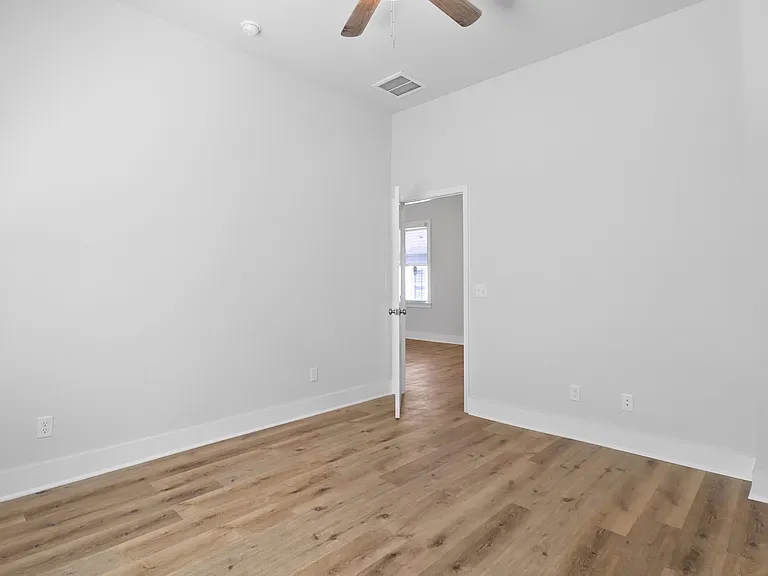 826 W Victory Dr — Photo 11