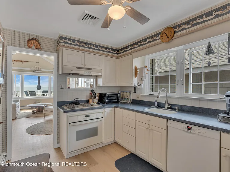 61 Beachfront — Photo 7