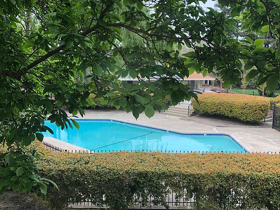 5th image of 598 Sycamore Cir