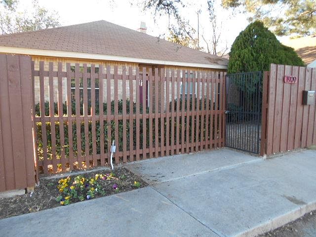 1st image of 1909 Woodlawn Dr