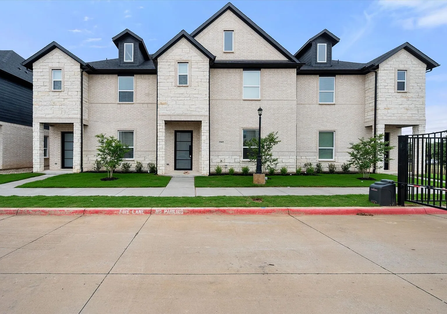 Luxury Arlington Townhome - Gated Community — Photo 1