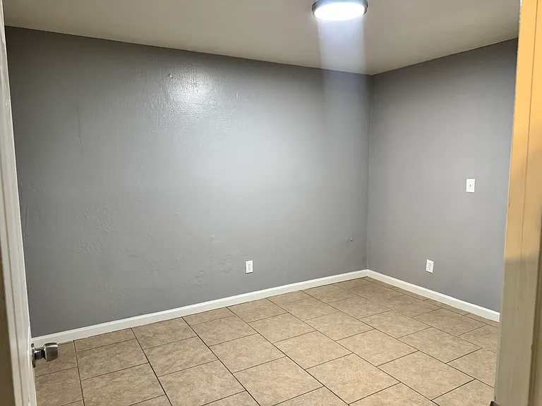 115 W Hill Dr #11 — Photo 16