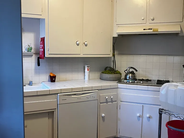 kitchen w/coffee maker, gas stove top, oven