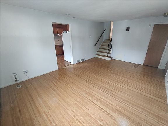3rd image of 35 Caren Dr