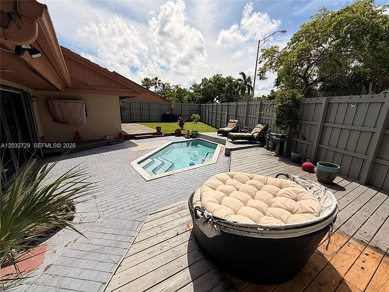 20451 NE 10th Pl — Photo 17