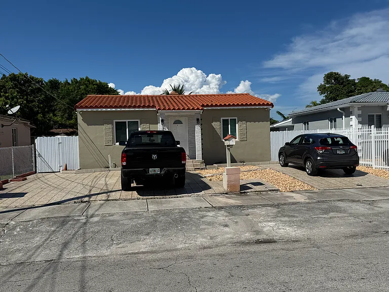 3631 NW 4th St #3 — Photo 1