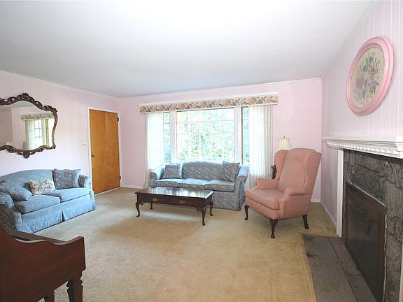 4th image of 14 Lupine Ln