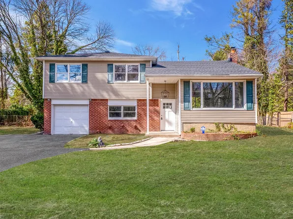 211 E 17th Street, Huntington Station, NY 11746