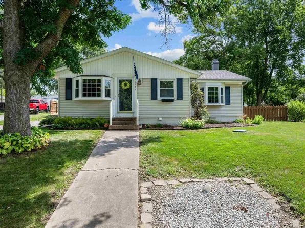 13611 138th St W, Taylor Ridge, IL 61284