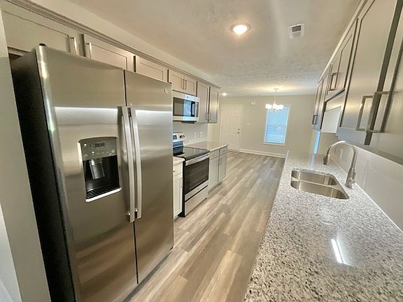 4th image of 1204 Woodridge Dr #A