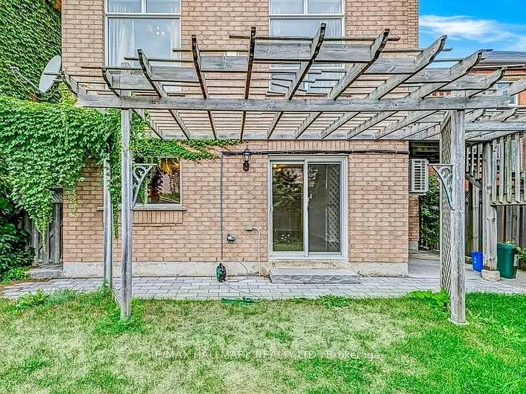 166 Sail Cres #LOWER — Photo 4