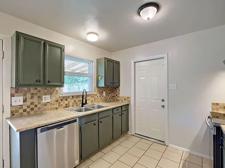 816 Aviation Ave — Photo 5