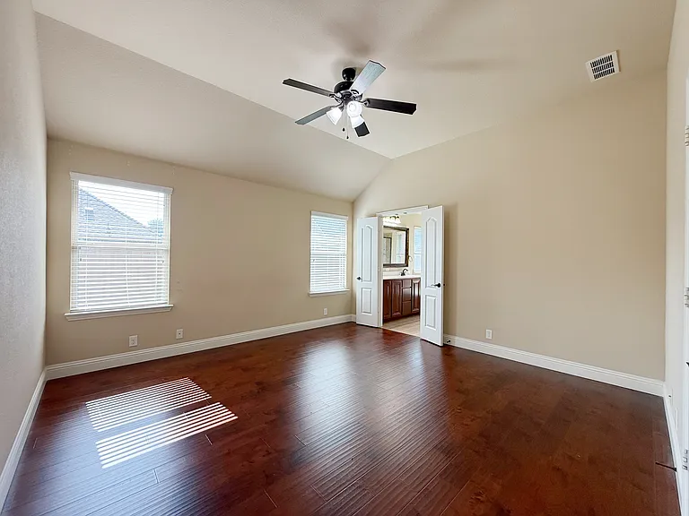 4303 Oak Bluff Dr — Photo 20