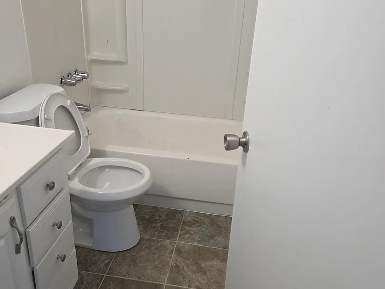 211 SE Uglow St #15 — Photo 14