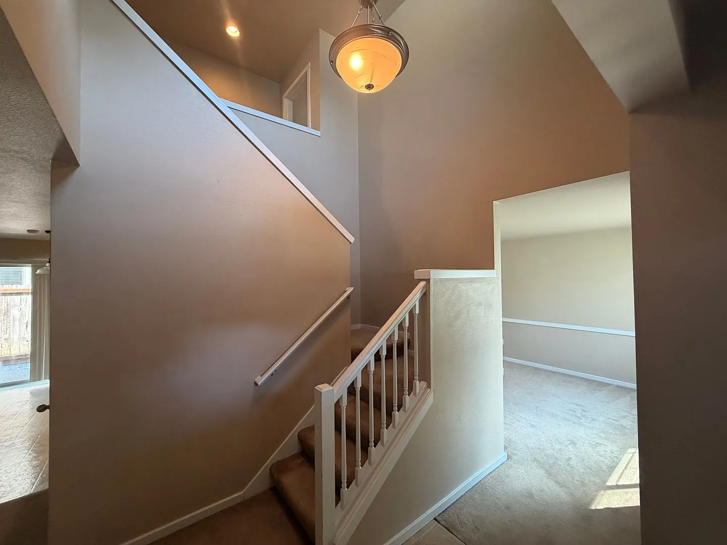 Beautiful Tacoma 4-Bedroom! Apply Today! — Photo 2