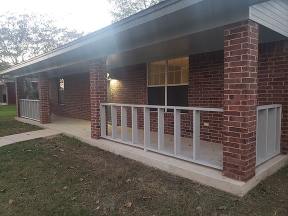 3rd image of 214 Surrey Ln