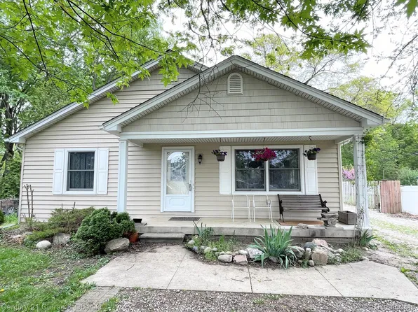 21257 Beech Daly Rd, Brownstown, MI 48134
