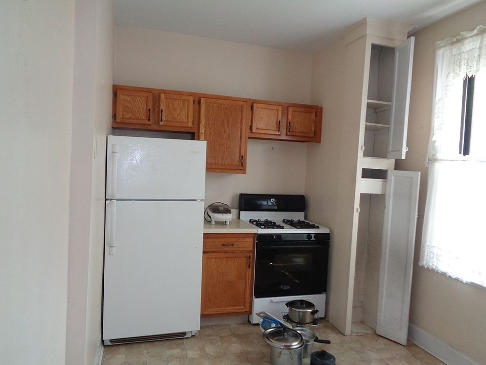 2nd image of 2569 33rd St APT 1A
