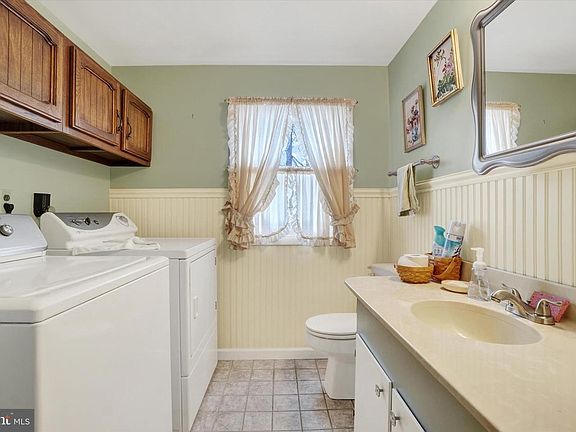 4th image of 12 Oak Leaf Cir