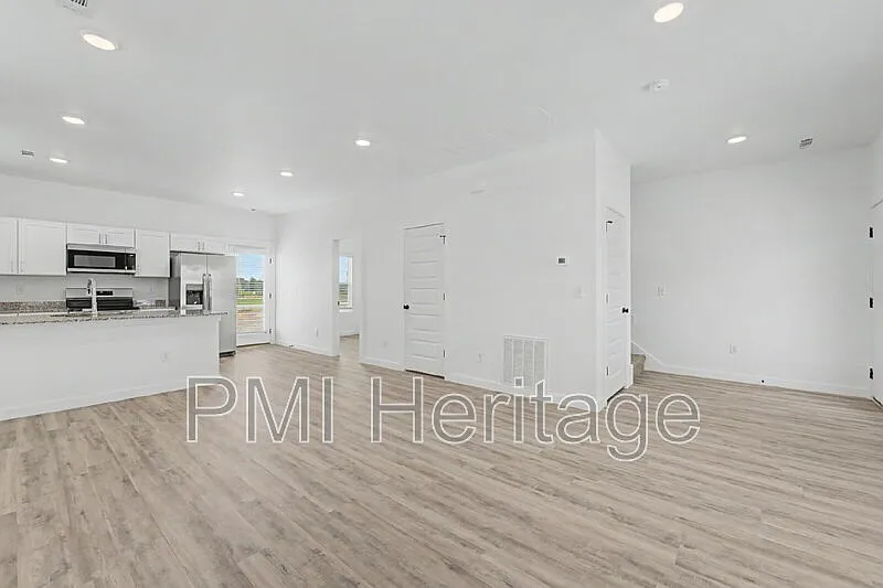 2 bed, 2.5 bath, 1250 sqft, $1,595 — Photo 3