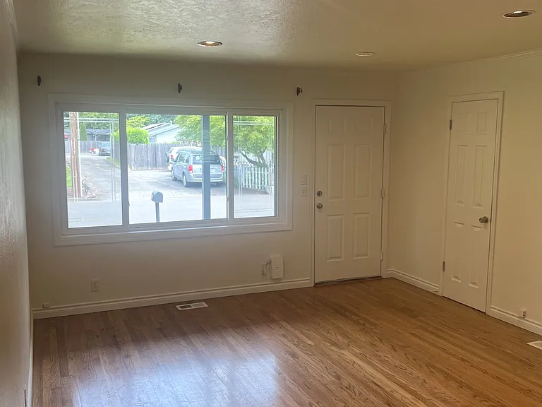 516 NW Forest St — Photo 5