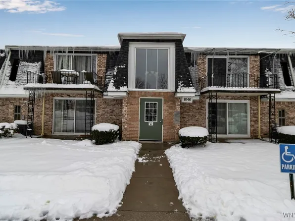 90 Foxberry Dr S #A, Getzville, NY 14068