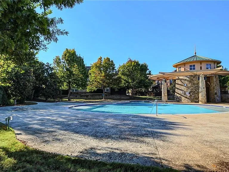 1825 Brookview Dr — Photo 35