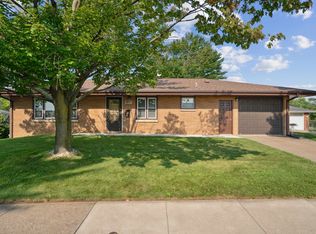 2885 Oak Crest Dr, Dubuque, IA 52001