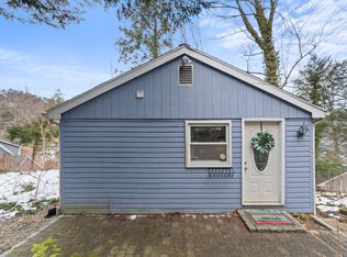8 Bankside Trl, Sandy Hook, CT 06482