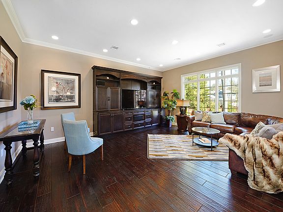 4th image of 27 Camelot Dr