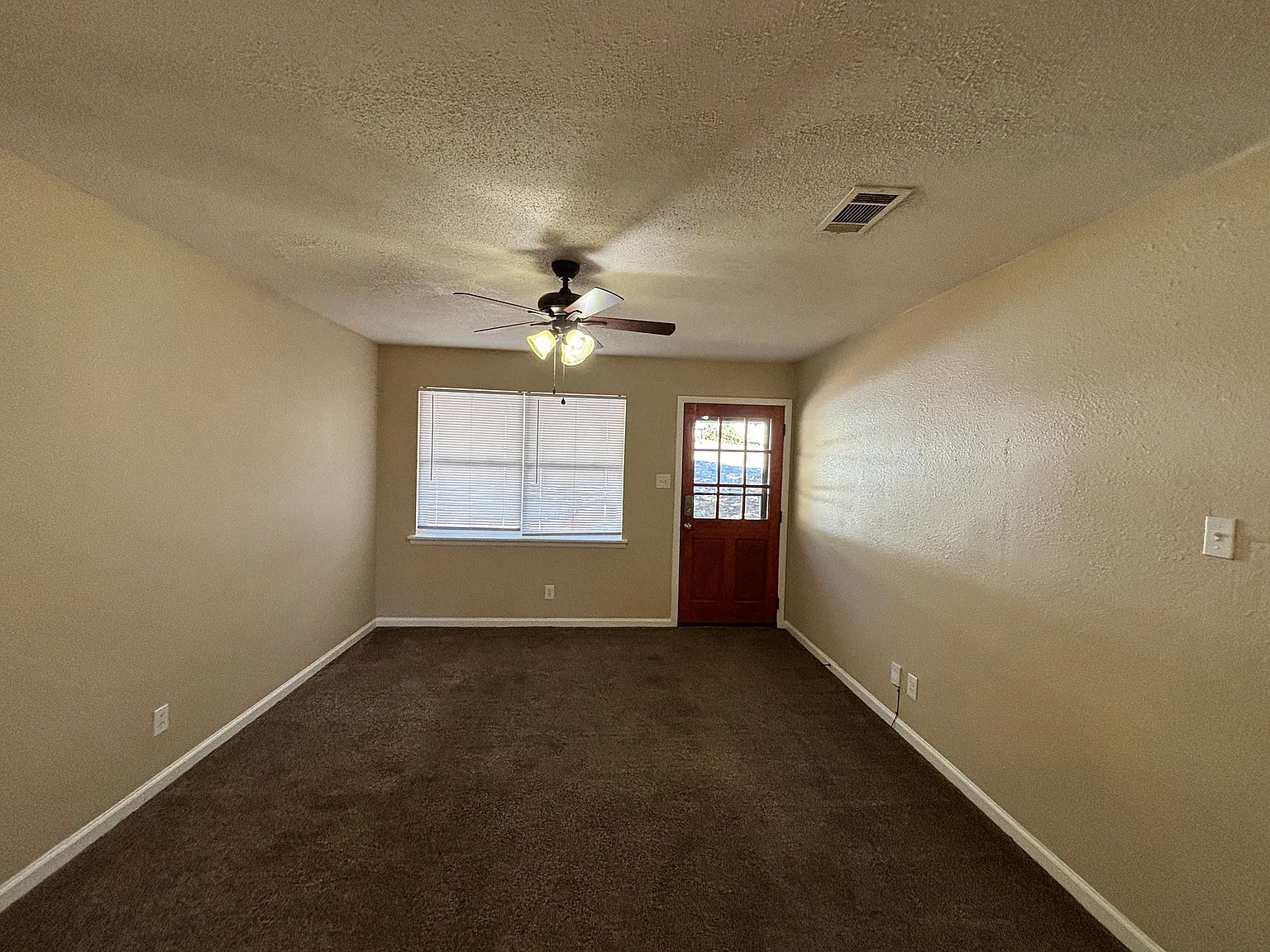 413 Lindenhurst Dr — Photo 4