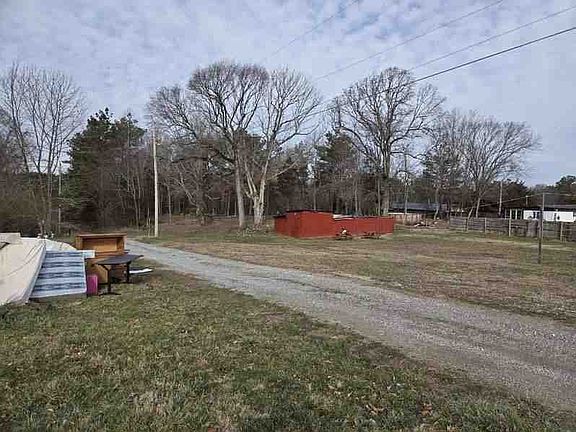 5th image of 140 Bishop Ln