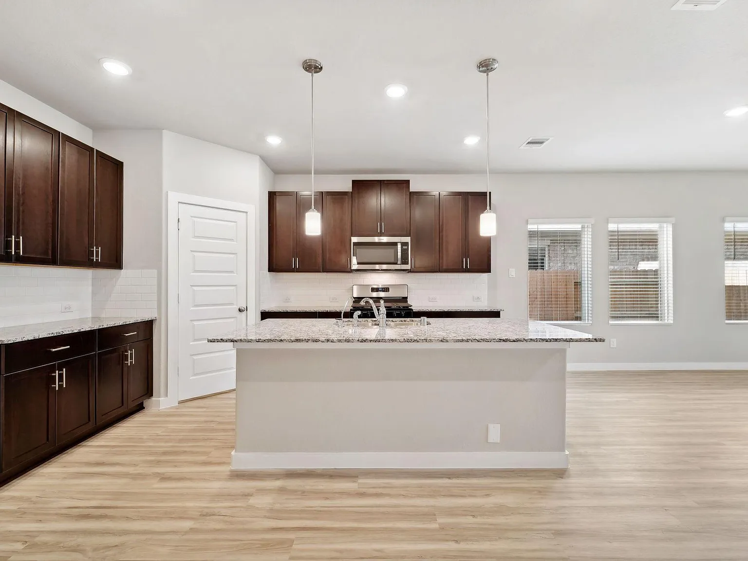 4 bed, 2.5 bath, 2787 sqft, $2,800 — Photo 4