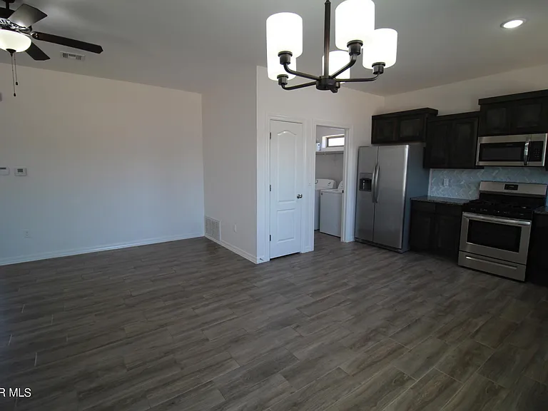 620 Adrian Arellano St W — Photo 24