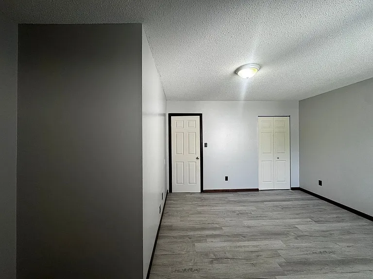 830 E College St — Photo 9