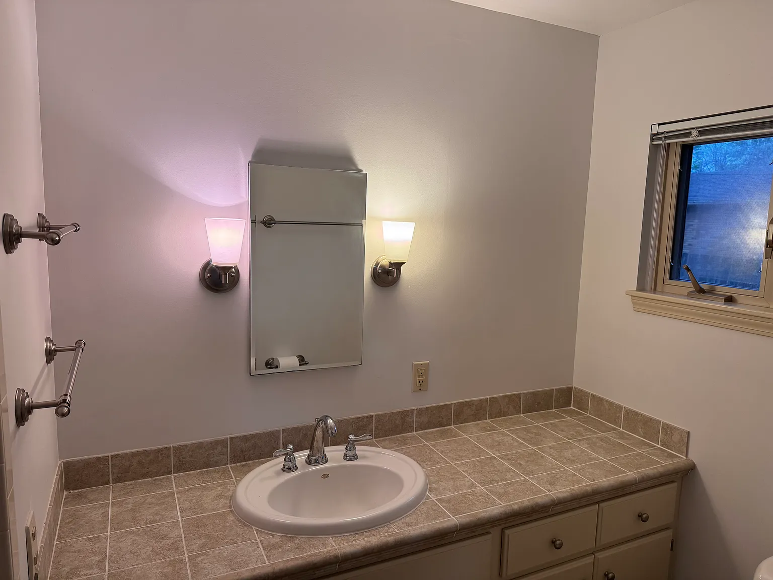 3 bed, 1896 sqft, $4,000 — Photo 4