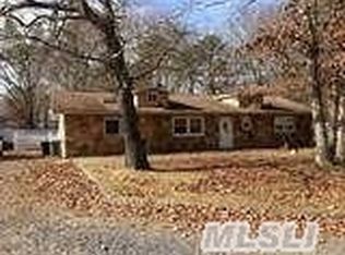 90 Crescent St, Yaphank, NY 11980