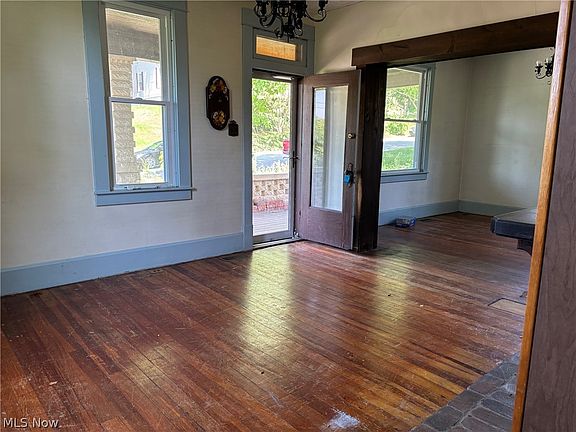 3rd image of 1816 Stewart Ave