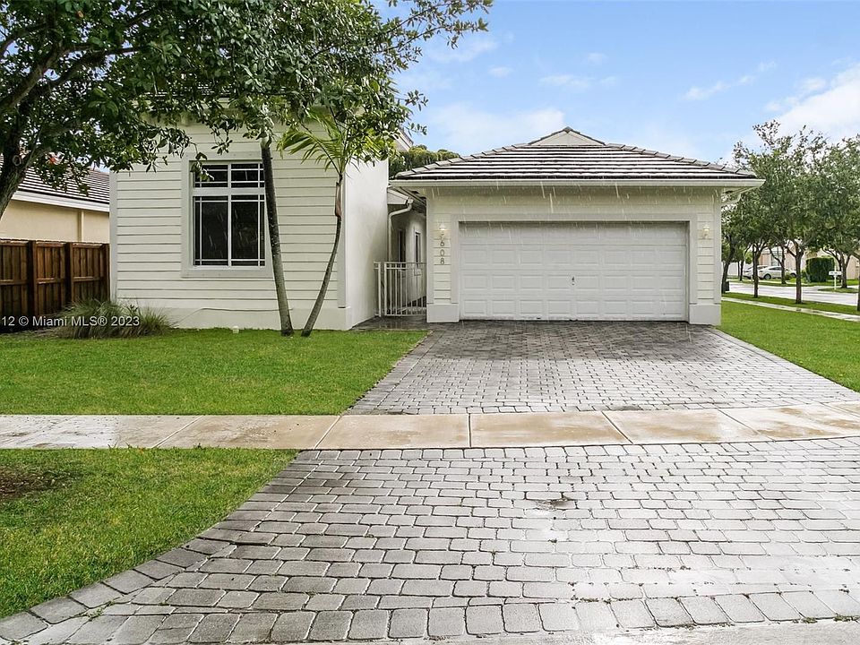 1st image of 608 SE 31st Ave