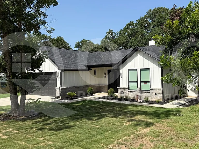 821 Vickie Dr — Photo 2