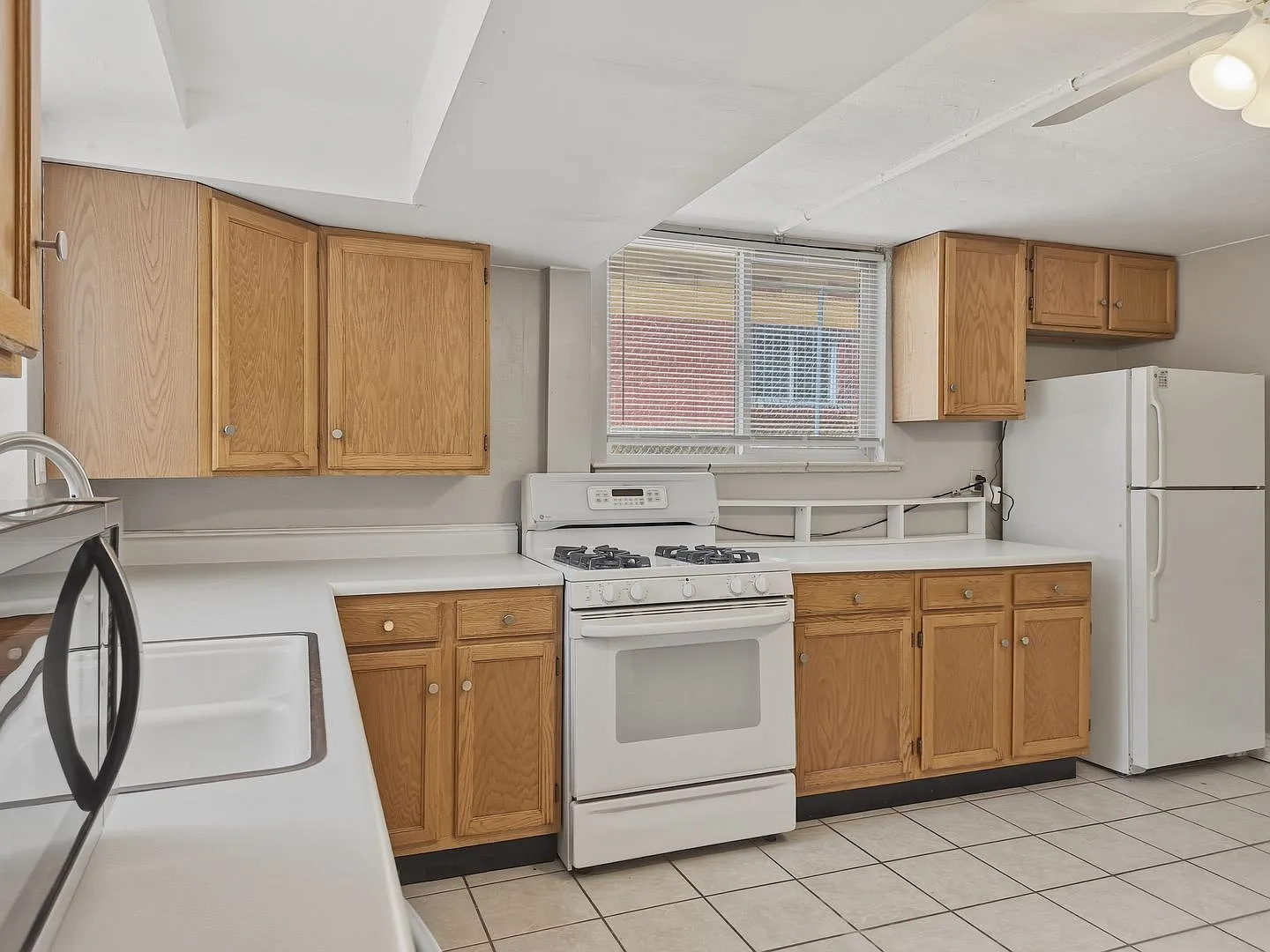 Beautiful 2 Bed, 1 Bath Garden-Level Apartment in Sunnyside! — Photo 3