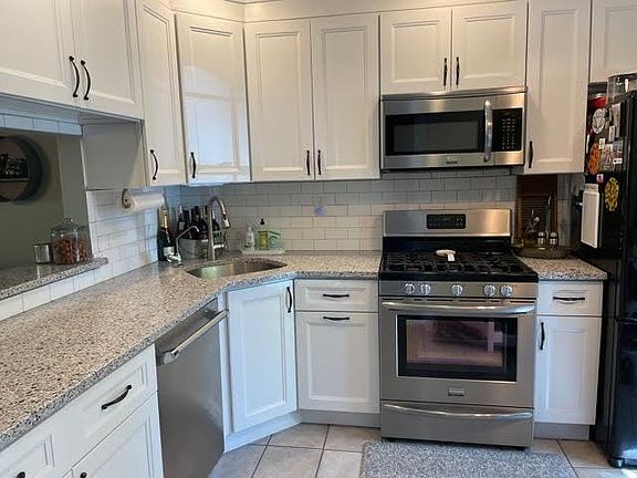 Kitchen * Newly Renovated