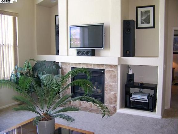 Large Living Room w Vaulted Ceilings