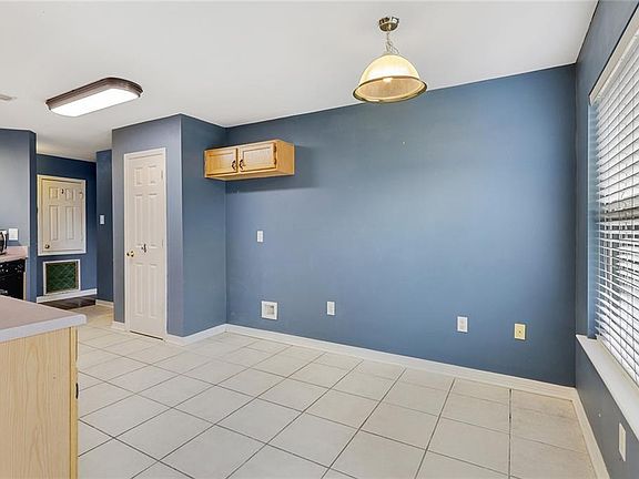 5th image of 25 Goldenrod Ln