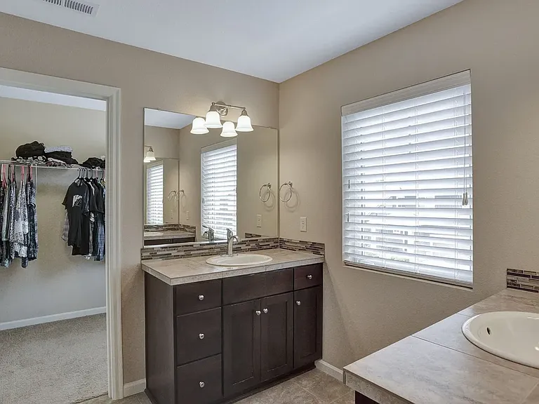 Primary en-suite bathroom