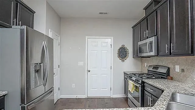 3 bed, 2.5 bath, 1638 sqft, $2,050 — Photo 4