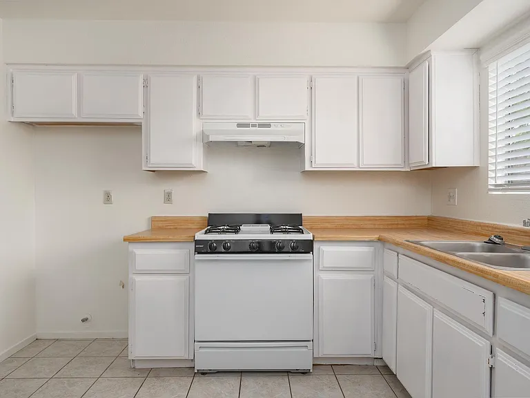 3321 Chester Ln — Photo 9