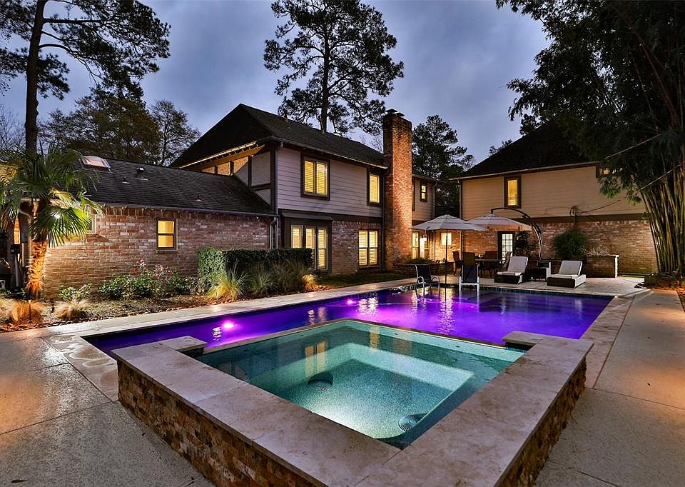 GORGEOUS LIGHTING IN POOL AND SPA