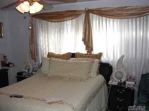 5th image of 2256 Renfrew Ave