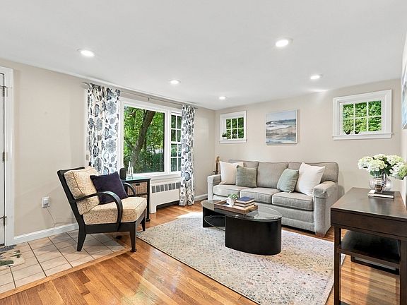 4th image of 76 Curtis St